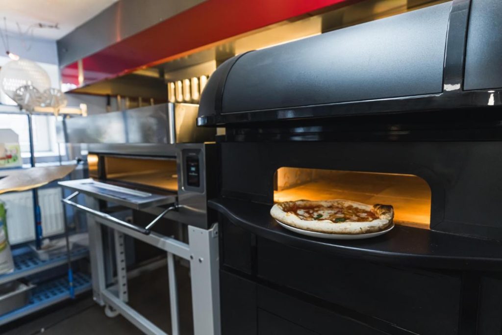 Forno a gas per pizzeria: perché sempre più pizzaioli lo scelgono per i loro locali 1