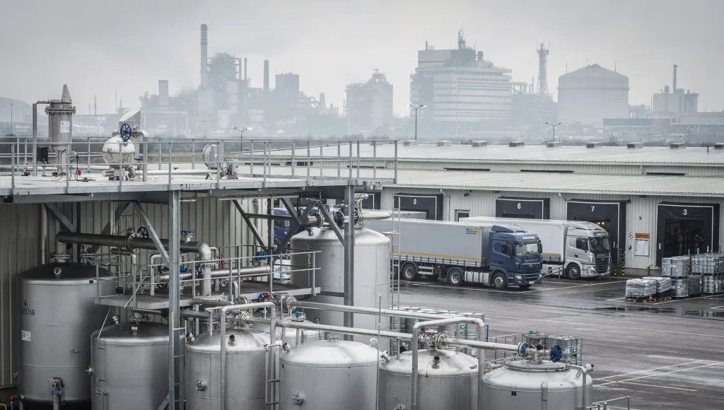 Stabilimento chimico industriale italiano con serbatoi, tubazioni e logistica, simbolo della reattività della filiera B2B europea