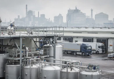 Stabilimento chimico industriale italiano con serbatoi, tubazioni e logistica, simbolo della reattività della filiera B2B europea